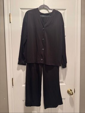 Ariella NWT silky pull up pants and cardigan knit set with knit accents